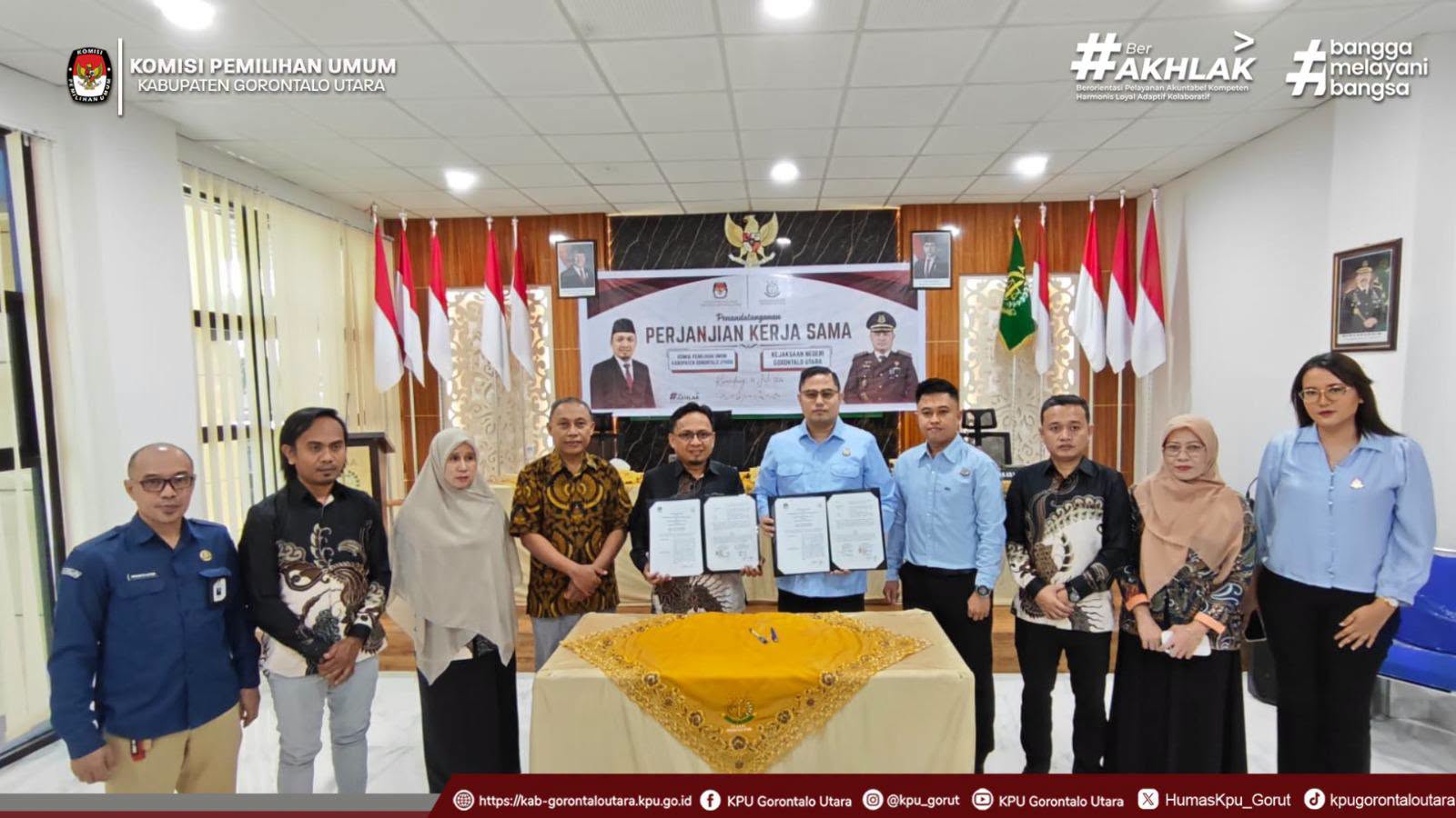 Foto bersama kegiatan PKS antara KPU Gorut dan Kejaksaan Negeri Gorut